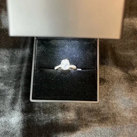 2ct Oval Moissanite Engagement Ring & 925 Sterling Silver W/Led Box & GRA Card - Picture 5 of 5